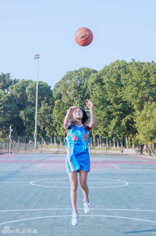 再见少年感:汕大晴子任丹妮的篮球与光影诗 穿上7号球衣的任丹妮在球场上运球前行,专注的眼神和舒展的身姿,展现出她不仅是场边摄影师,更是球场上的灵动少女。