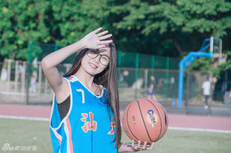 再见少年感:汕大晴子任丹妮的篮球与光影诗 任丹妮随意地扎起马尾,穿着宽松的球衣在场边休息,灿烂的笑容比午后的阳光还要耀眼,充满了健康活力的运动美。