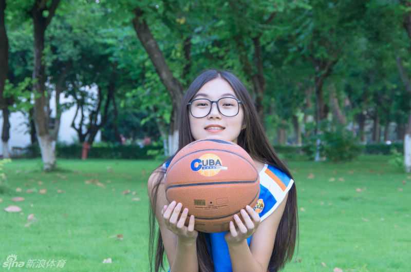 再见少年感:汕大晴子任丹妮的篮球与光影诗 任丹妮双手抱膝坐在球场中央,背景是空旷的看台,宁静的氛围中透露出她对这片挥洒汗水的场地的深深眷恋。