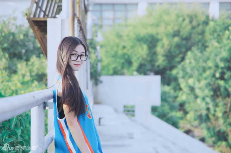 再见少年感:汕大晴子任丹妮的篮球与光影诗 任丹妮侧身坐在篮球架下,手里轻轻旋转着篮球,修长的身材与球场线条构成一幅充满青春荷尔蒙的优美画面。