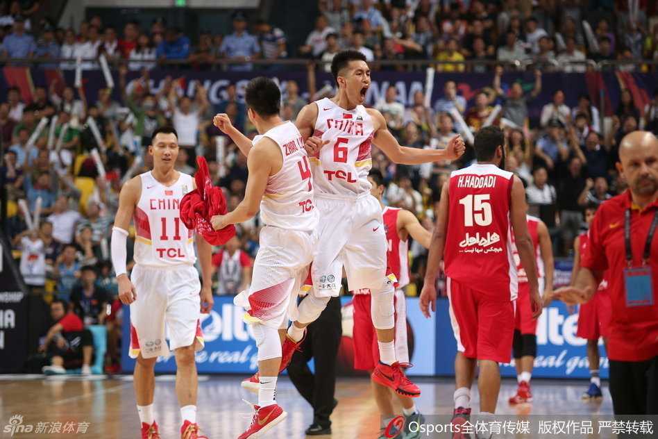 军人家庭走出的辽篮大脑 赵继伟用传球定义中国控卫 2015年11月,严重的肩伤让赵继伟不得不接受手术治疗,赛季报销的他身着西装坐在场边,目光依然紧紧追随着场上的队友,心中燃烧着早日归队的渴望。