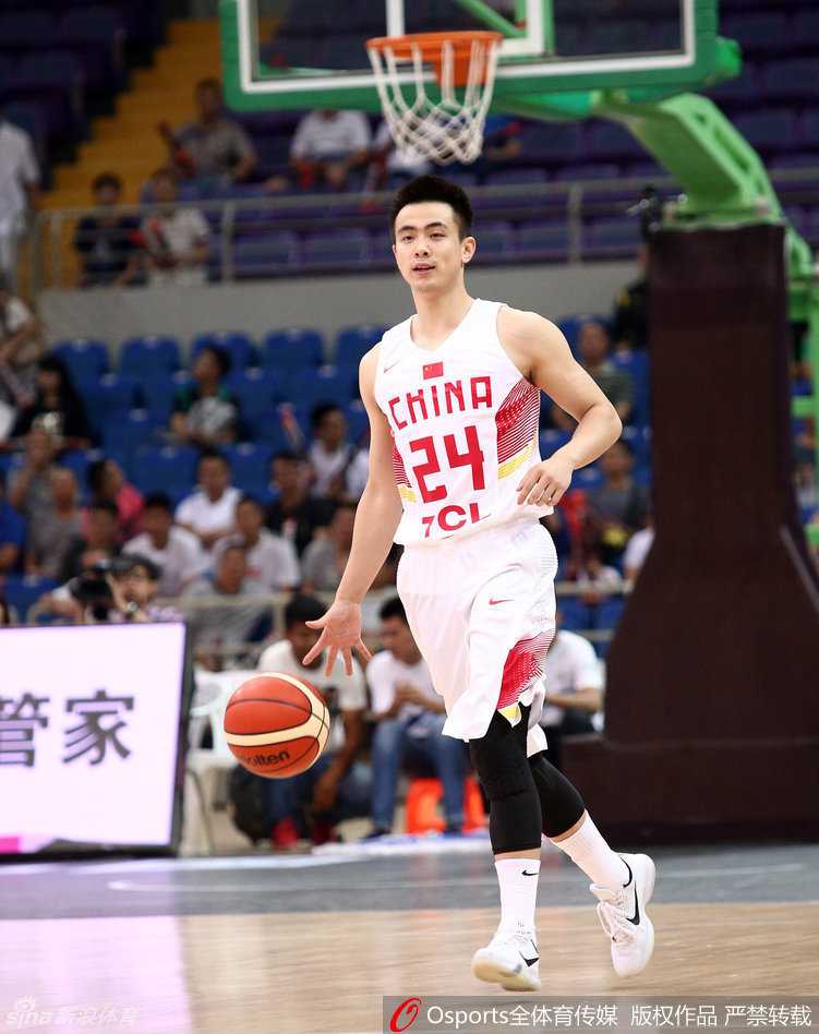 军人家庭走出的辽篮大脑 赵继伟用传球定义中国控卫 球场上,赵继伟正与内线核心周琦进行着默契的挡拆配合,他只需一个眼神或手势,手中的球便能跨越防守精准地送到顺下的周琦手中,这是属于“琦继组合”独有的篮球语言。