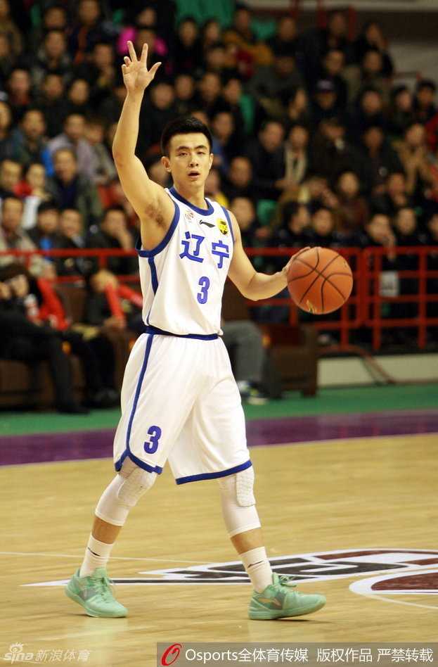 军人家庭走出的辽篮大脑 赵继伟用传球定义中国控卫 2015年长沙亚锦赛上,赵继伟在面对韩国队的严密防守时从容运球,他用一次次灵动的突破和手术刀般的传球,帮助中国队重回亚洲之巅,迎来了属于他自己的篮球春天。
