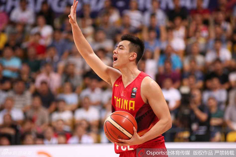 军人家庭走出的辽篮大脑 赵继伟用传球定义中国控卫 少年时期的赵继伟身披国青队战袍,眼神坚定地持球进攻,篮下是虎视眈眈的防守者,这张照片记录了他从辽宁海城走向全国舞台的起点。