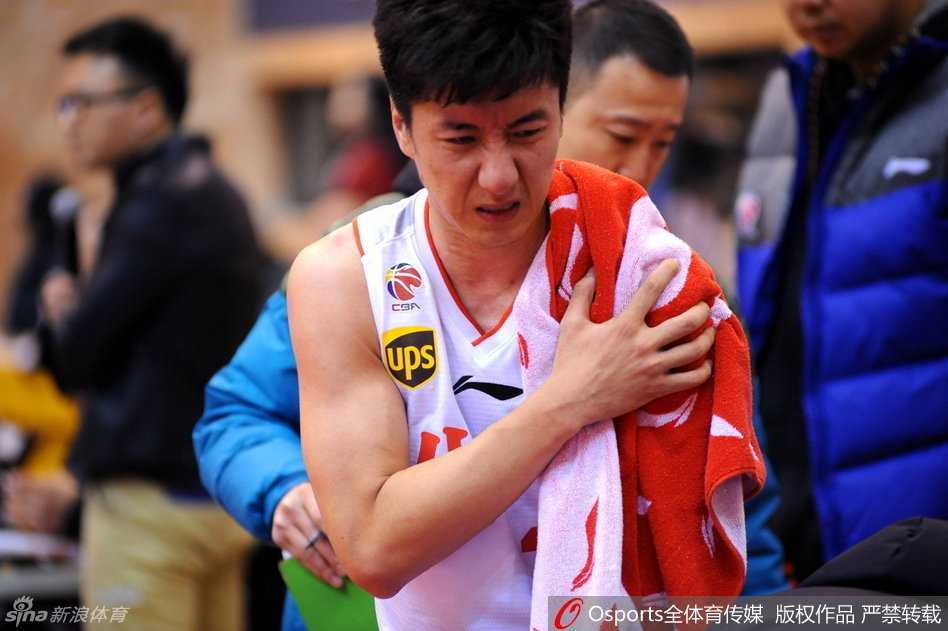 军粤战寒夜燃情:韩硕伤退许钟豪硬扛阿联,喵星人抢戏雅戈尔 广东队外援迪奥古在篮下遭遇八一队许钟豪和付豪的双人包夹,他咬紧牙关强行起跳,肌肉碰撞的激烈感仿佛要溢出屏幕。