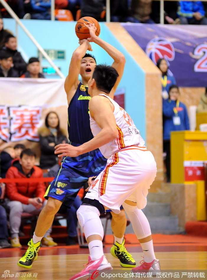 军粤战寒夜燃情:韩硕伤退许钟豪硬扛阿联,喵星人抢戏雅戈尔 八一队许钟豪在内线接球后背身强吃广东外援迪奥古,他肌肉紧绷全力顶开防守,表情刚毅,展现了军人球员的顽强作风。