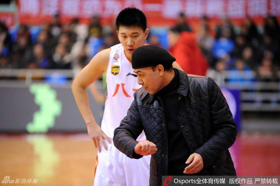 广东队快攻反击，易建联快下中路接球后腾空而起，以一记势大力沉的单手劈扣终结进攻，身后的八一队防守球员望球兴叹。