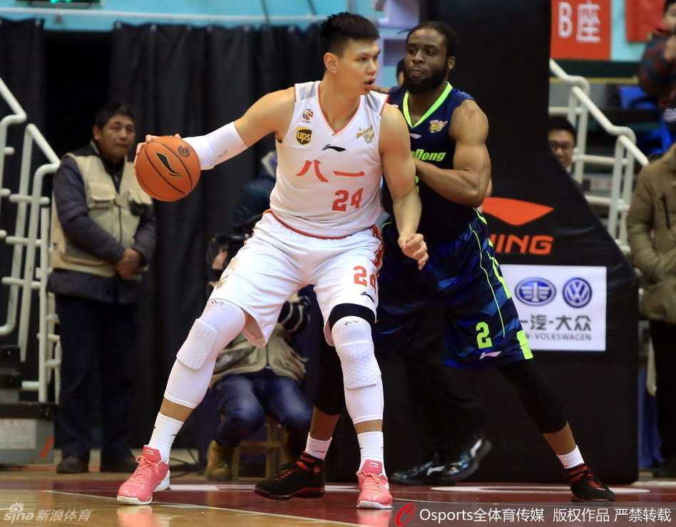 军粤战寒夜燃情:韩硕伤退许钟豪硬扛阿联,喵星人抢戏雅戈尔 广东队队长周鹏弯下腰重心压得极低,手臂张开死死卡住八一队突破的路线,眼神如鹰隼般锐利地盯着对手的一举一动。