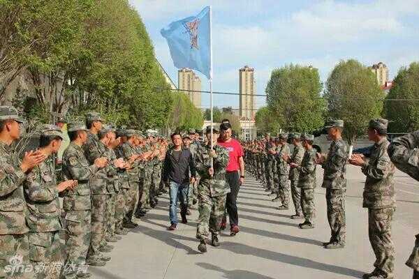 清晨的操场上，新疆男篮的将士们身着迷彩服，排成整齐的队列，在教官的口令下进行站军姿训练，他们神情专注，身姿挺拔如松，仿佛已然从职业球员化身为真正的战士。