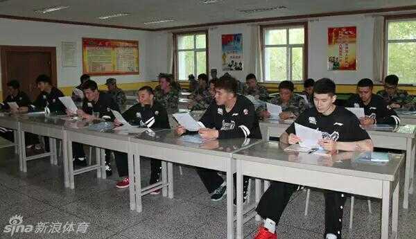 训练场上，球员们正在进行战术队形演练。他们压低身形，手持枪械交替掩护前进，彼此间的信任和默契在一次次配合中升温，团队协作的精神在这里被赋予了新的含义。