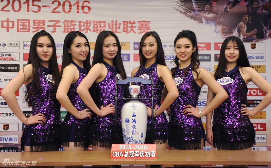 静静矗立的庆功酒，金色的瓶身在灯光下闪耀着冠军的荣光，仿佛在等待着为新的王者加冕。