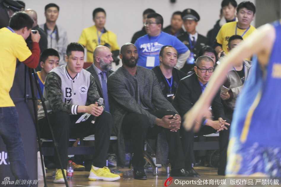 面对镜头，科比与身边的每一位小球员肩并肩，留下了这张象征篮球传承的珍贵合影，每个人的脸上都洋溢着幸福。