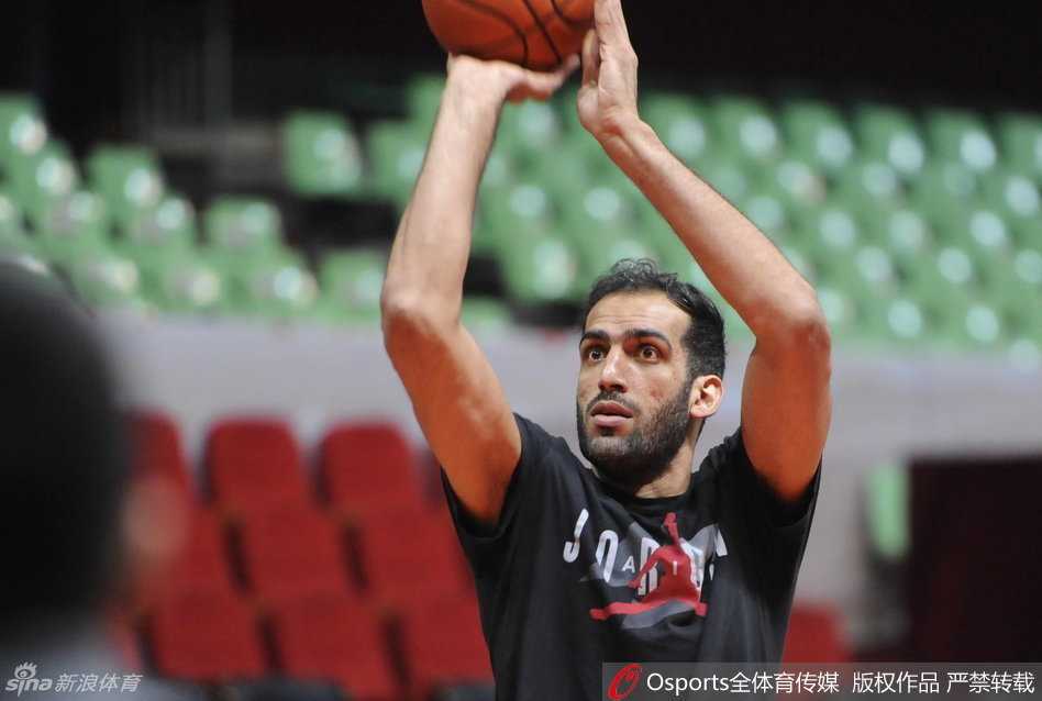 哈里斯为了给紧张的决赛备战减压，在训练中搞怪上篮，他夸张的动作和脸上洋溢的笑容，让整个球馆的气氛都变得轻松起来。