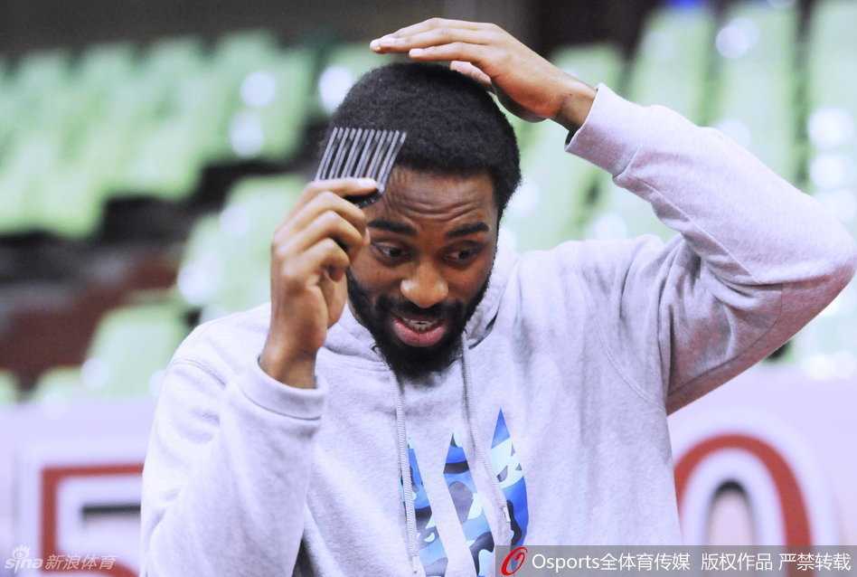 外援哈里斯在训练间隙享受着队友的“梳头服务”，他半眯着眼，表情十分陶醉，这种独特的放松方式引得全场笑声不断。