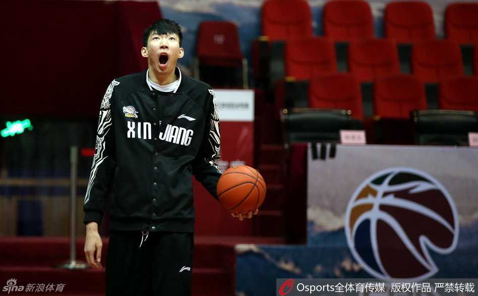 周琦在场边稍显疲态，眼神放空，似乎在抓紧时间恢复消耗巨大的体能。