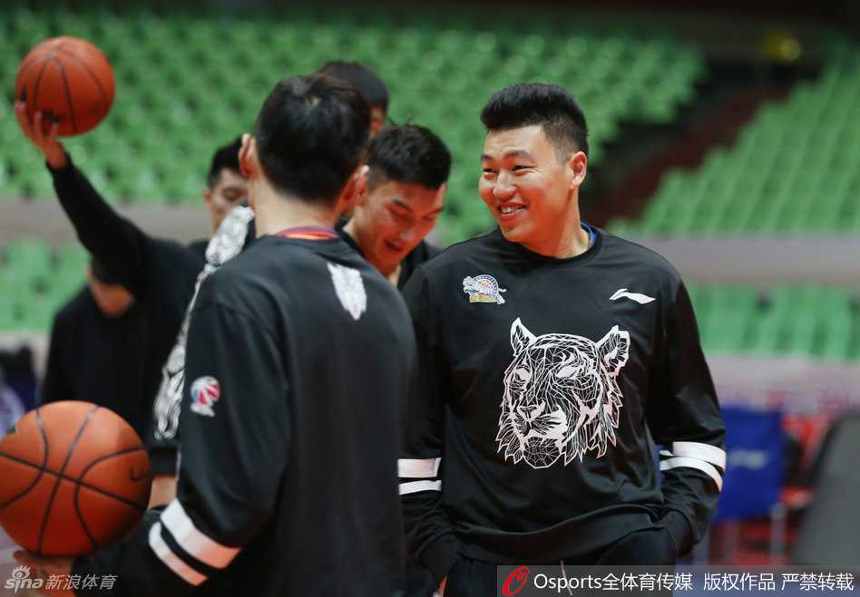 老将刘炜在认真进行赛前拉伸，动作标准而专注，职业素养尽显。