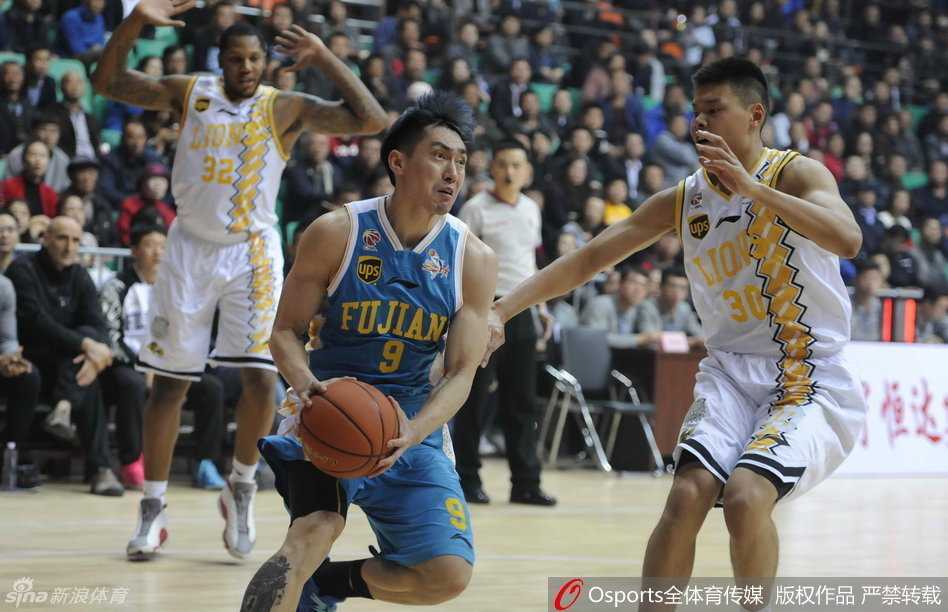 广厦主帅李春江在场边情绪激动地与裁判进行交流，他伸出双手表达着对这次判罚的不满，肢体语言极具张力。