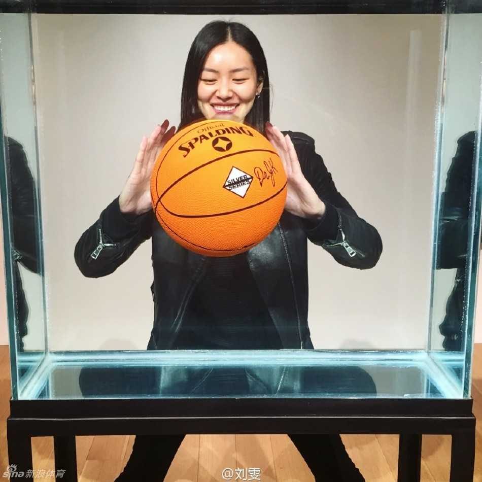 阳光洒在球场上，刘雯随意扎起长发，怀抱着篮球露出灿烂的笑容，眼神中透着对这项运动纯粹的喜爱