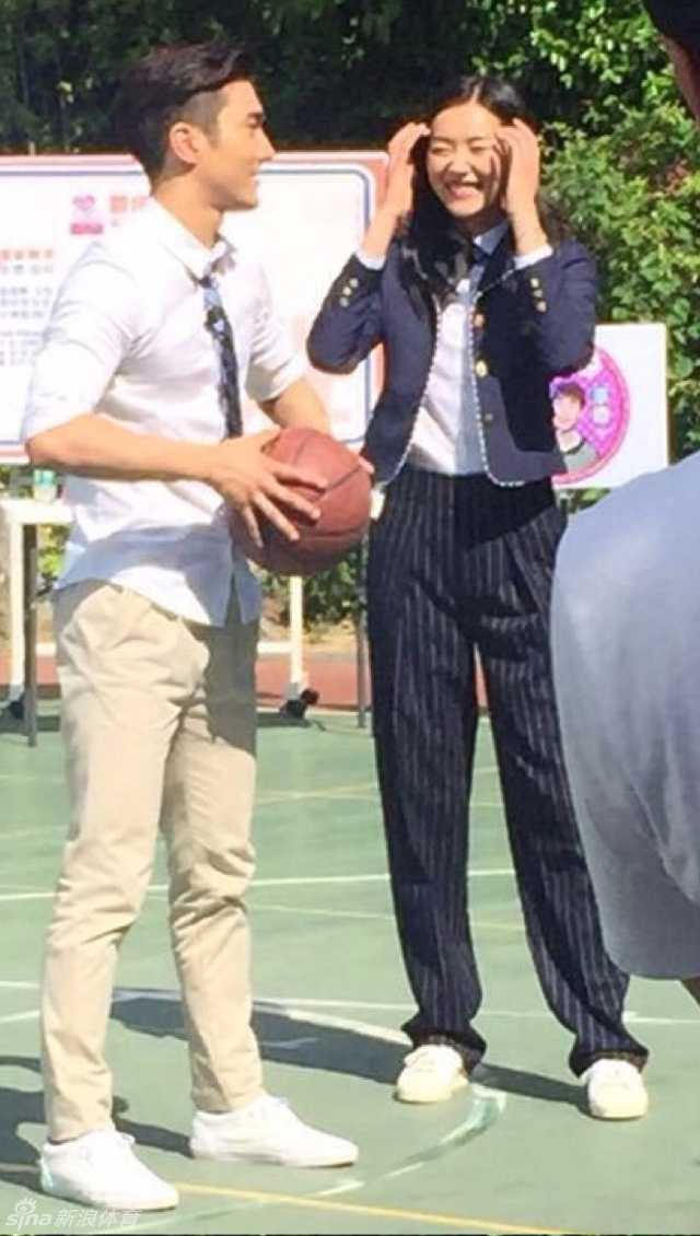 刘雯在私下拍摄的私房照中展现出随性自然的一面，简约的穿搭衬托出超模气质，笑容里满是温柔与自信