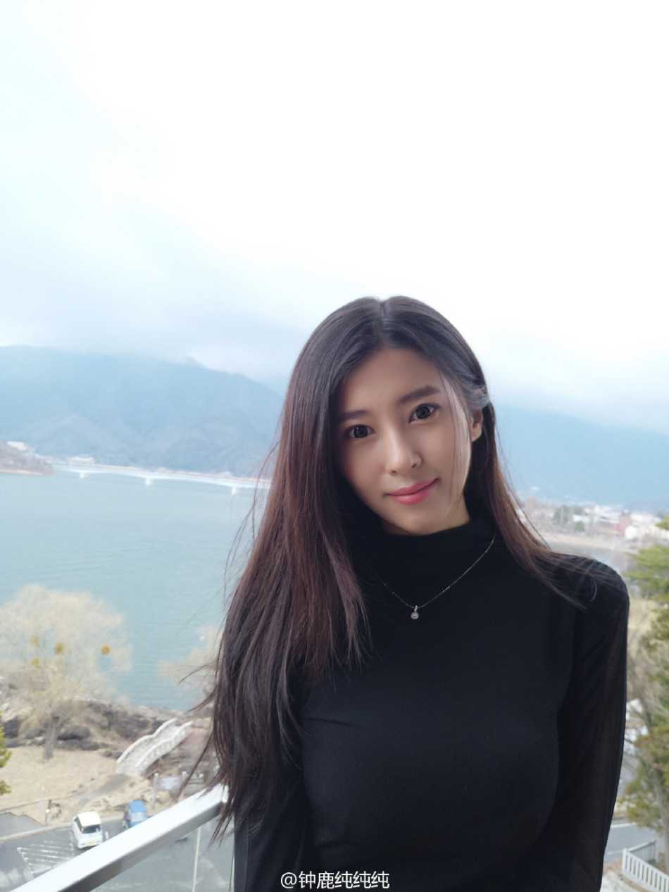 这张私房照中的钟鹿纯，展现了她俏皮的一面，微微侧身，灵动中带着一丝少女的娇羞。