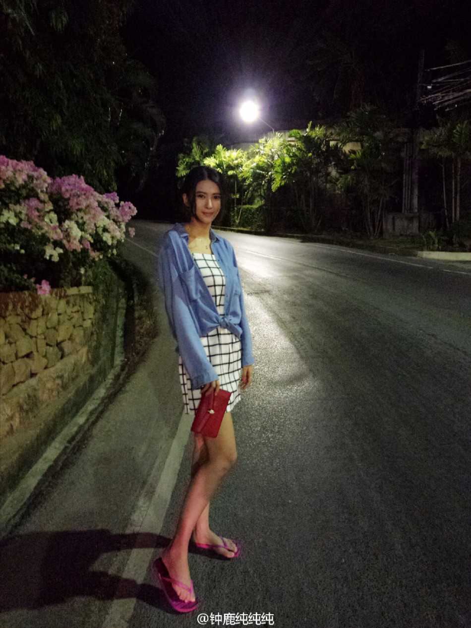 钟鹿纯凝视着窗外，侧颜线条完美，画面充满了故事感，仿佛在诉说着那些关于青春与成长的光影记忆。