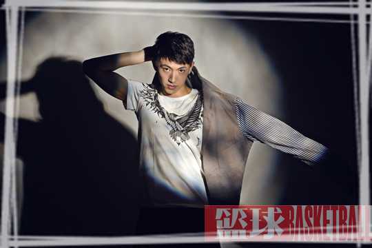 刘晓宇在摄影棚内拍摄帅气写真，眼神坚毅深邃，完美展现了一名职业篮球运动员的硬朗与风采