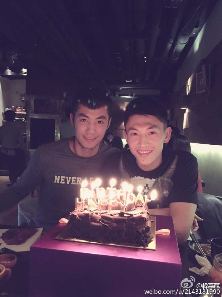 刘晓宇与好友韩德龙在生日聚会上合影，兄弟情谊深厚，两人对着镜头做出搞怪表情