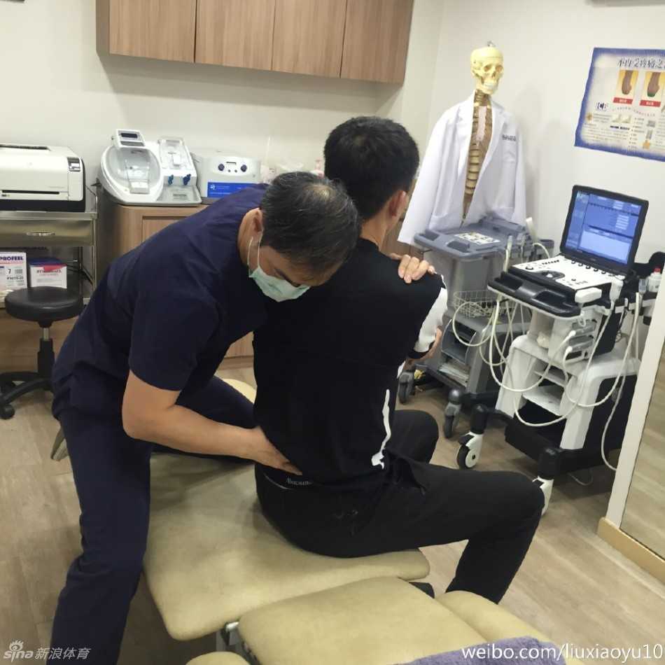 赛场上，刚刚伤愈的刘晓宇眼神坚定，面对白俄罗斯队的防守球员，他灵活地寻找队友，每一次传球都试图撕裂对手的防线，仿佛在宣告王者归来。