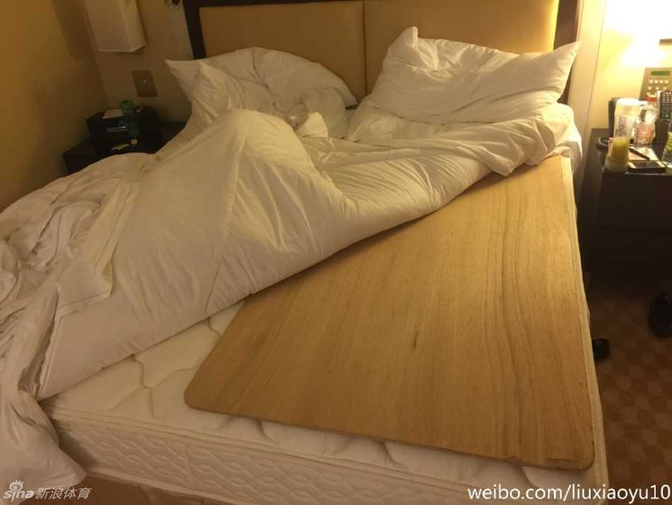 在国奥队的比赛暂停间隙，刘晓宇眼神专注地盯着战术板，与教练积极沟通，作为一名经验丰富的老将，他正在用实际行动带动着身边的年轻队友。