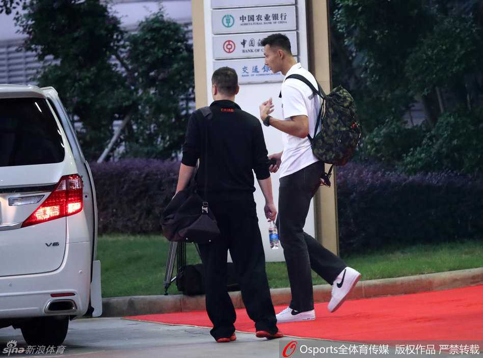 车子缓缓启动，透过贴着深色膜的车窗，隐约能看到阿联安静的侧脸。他将思绪收回车内，也收回了对未来的规划。车窗外的喧嚣世界被隔离，留给他的是一片需要重新征服的国内篮坛。