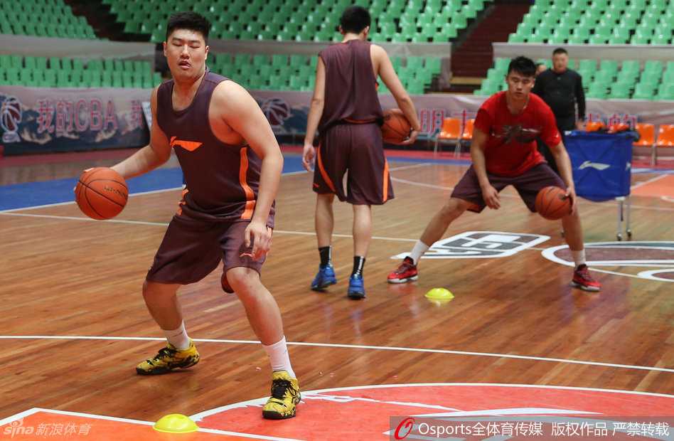 训练结束后的放松时刻，队员们围在一起鼓劲加油。他们的手叠在一起，仿佛将所有人的力量汇聚一处，准备在总决赛的舞台上爆发出惊人的能量。