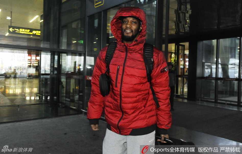 主教练杜锋身着便装，表情严肃地走在队伍中，他的心中正盘算着如何调配手中的牌，让伤愈复出的拜纳姆与新援卡特能发挥出最大威力。