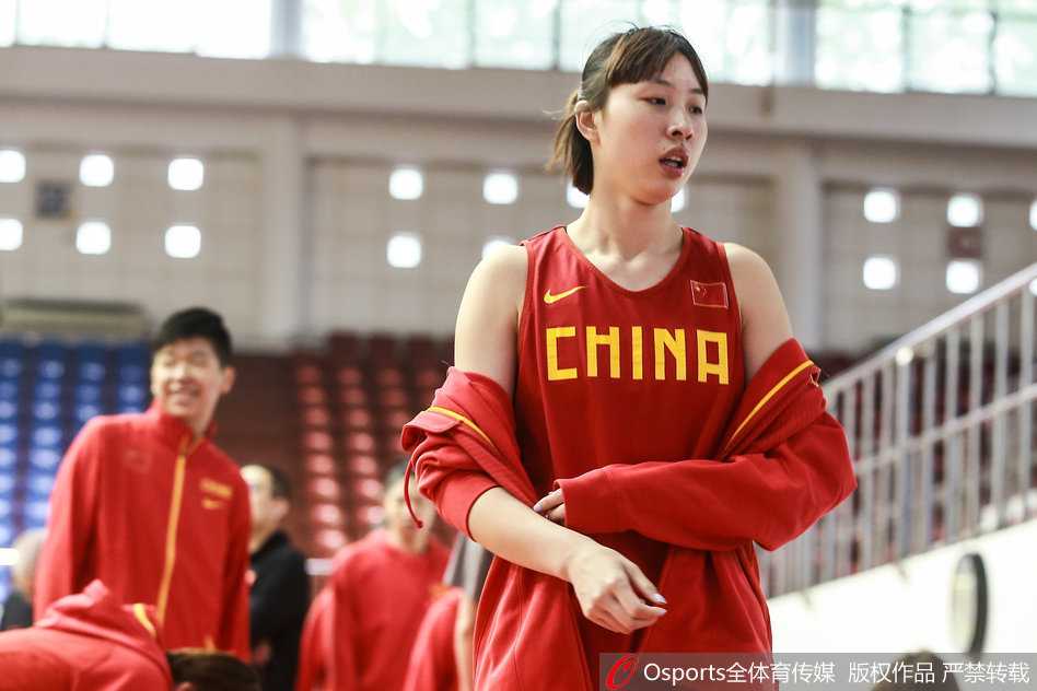 纪妍妍在训练结束后，弯腰为守候多时的小球迷签名，脸上带着温暖的笑容，这一刻她是场上严厉的‘女科比’，也是场下亲切的大姐姐。