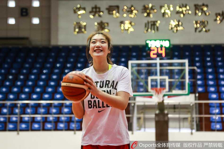 孙梦然和露雯在对抗训练中卡位要球，两人肌肉紧绷，展现出内线球员特有的力量与韧性。