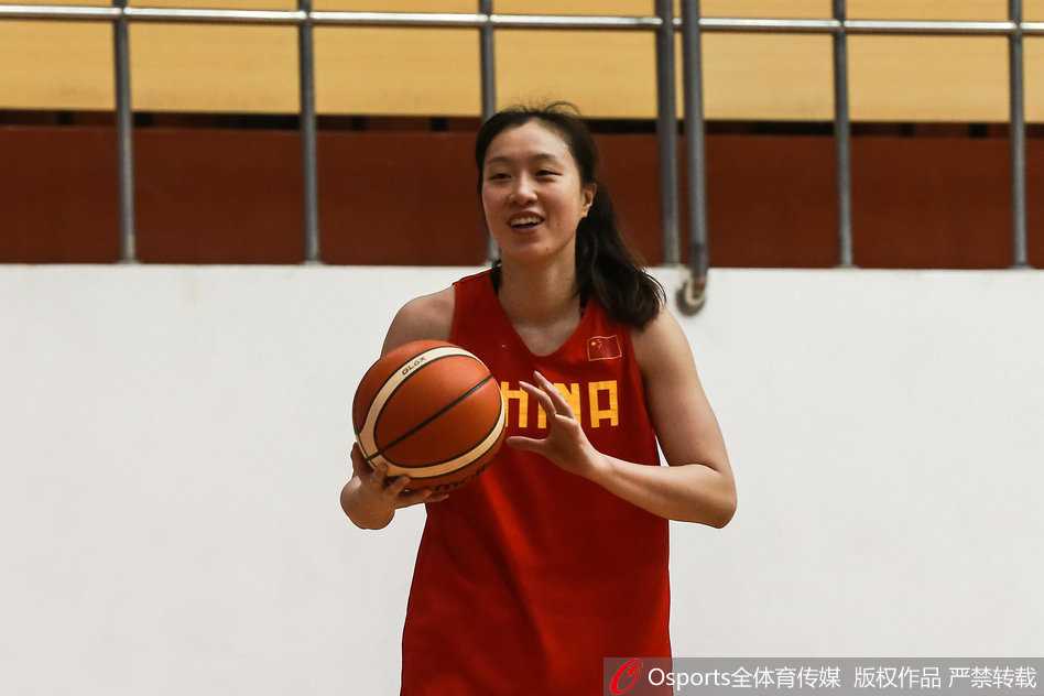 李梦在外线果断出手三分，吴迪在一旁专注地观摩学习，篮球馆内回响着球鞋摩擦地板的尖锐声。