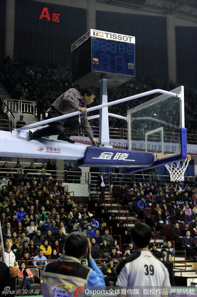 经过短暂的抢修，比赛终于得以恢复，画面中韩德君已经退回半场参与防守，但观众席上的球迷们显然还在热烈讨论着刚才那记让计时器“折寿”的精彩暴扣。