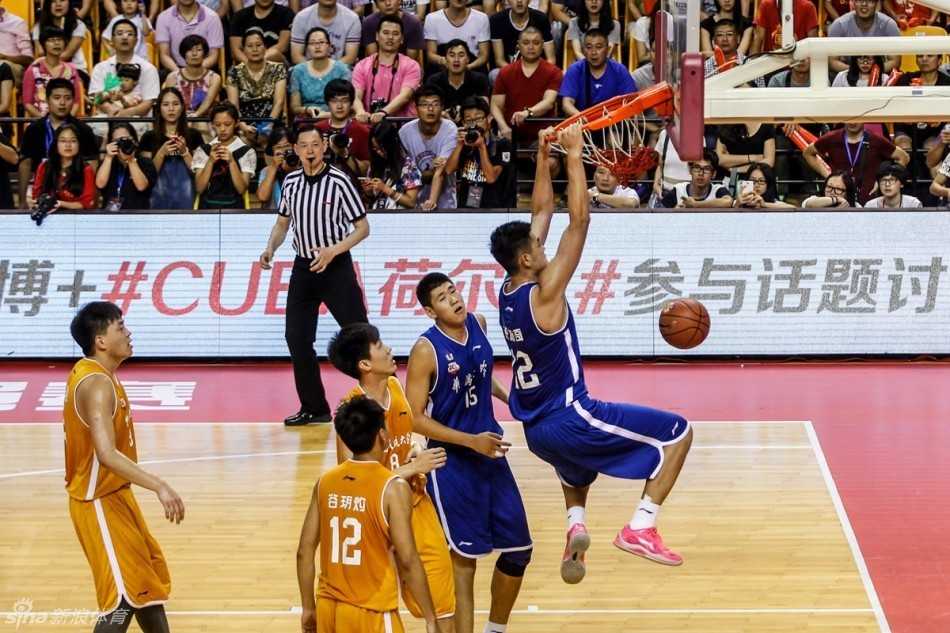 夺冠后，即将告别校园的功勋球员眼含热泪，与并肩作战多年的队友紧紧相拥，这一刻所有的艰辛与付出都化为无声的感动