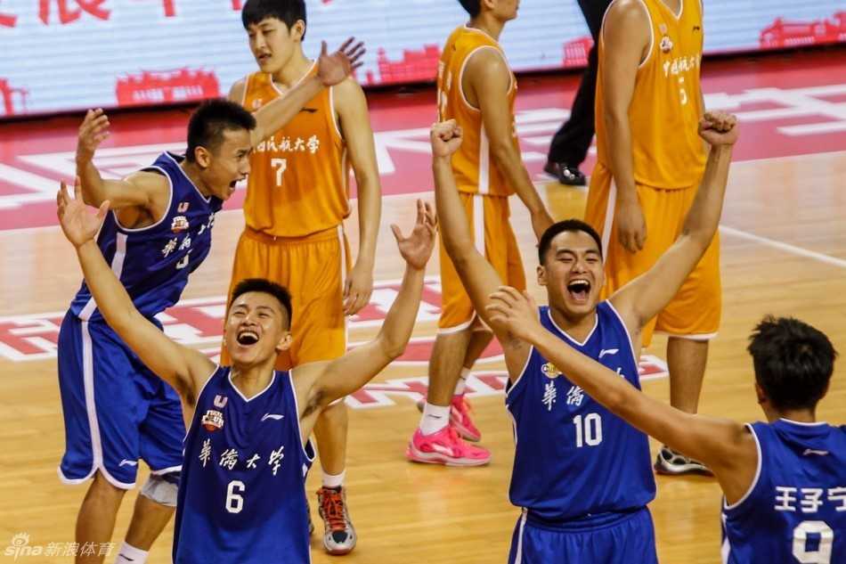 在漫天金色彩带中，华侨大学男篮队员合力举起象征荣耀的CUBA总冠军金篮板，脸上洋溢着夺冠后的狂喜与自豪