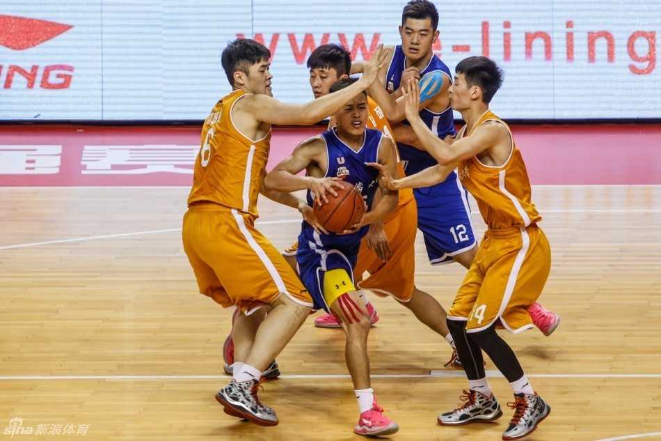 华大男篮教练组在场边聚精会神地指挥比赛，主教练林小霖正通过手势向场上队员传达新的战术指令