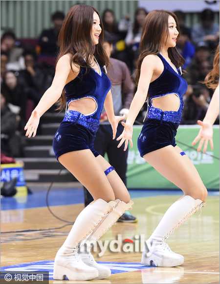 队员们在休息间隙依然保持灿烂笑容，与场边观众挥手互动，亲和力十足的瞬间拉近了表演者与观赛者的距离。