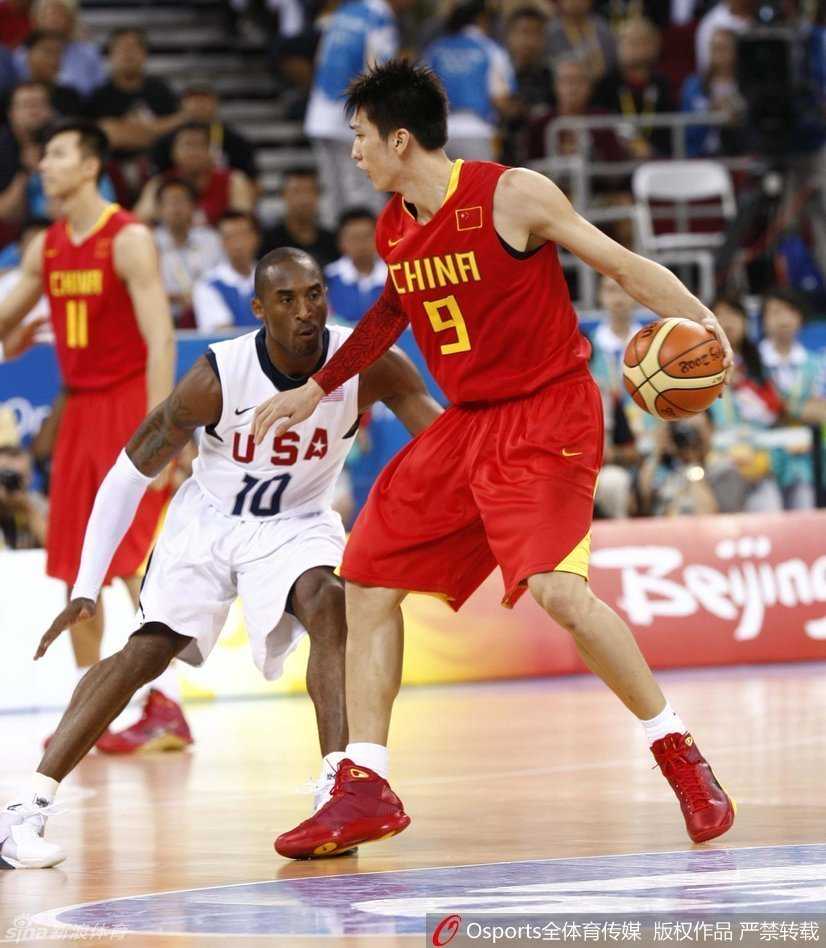 比赛结束后，姚明与科比深情相拥，两大巨星的这次握手与拥抱，跨越了国界与球队，成为了体育精神的最佳诠释。