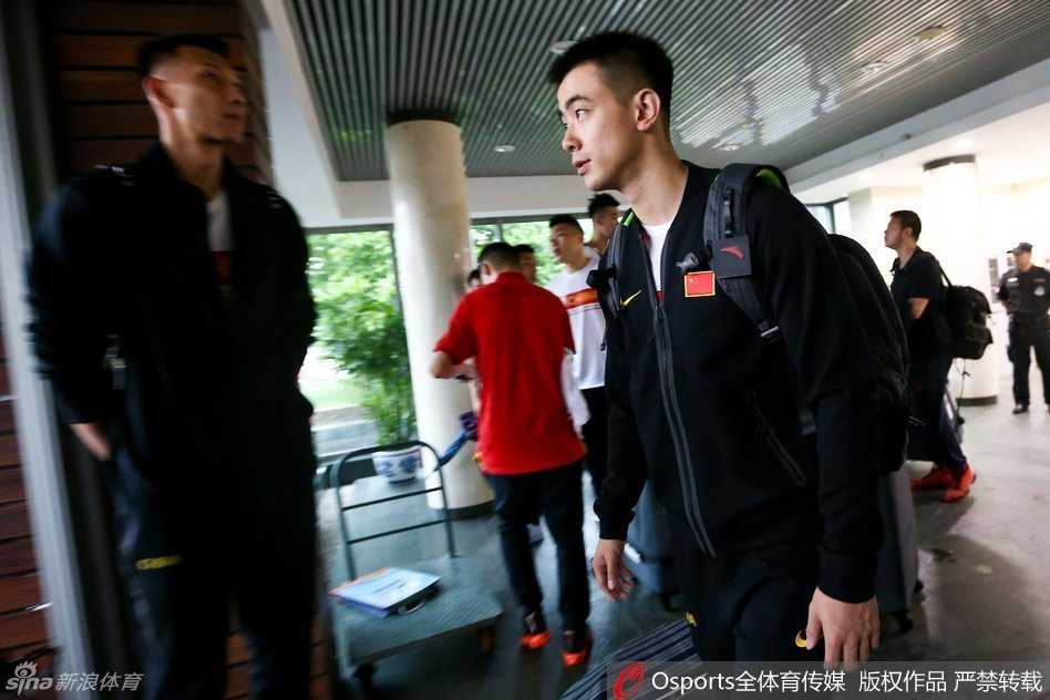 周琦与周鹏这对辽宁与广东的组合在雨中暧昧撑伞同行，高大的身躯挤在一把小小的雨伞下，画面莫名充满了兄弟般的温情与喜感。