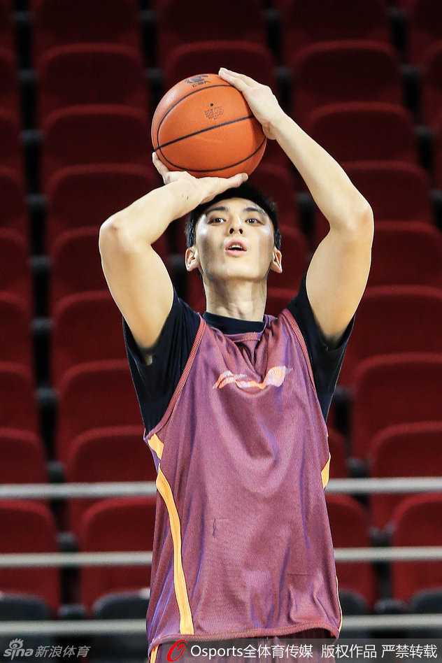 马布里在训练中神情专注，汗水顺着脸颊流下，目光如炬地注视着前方。