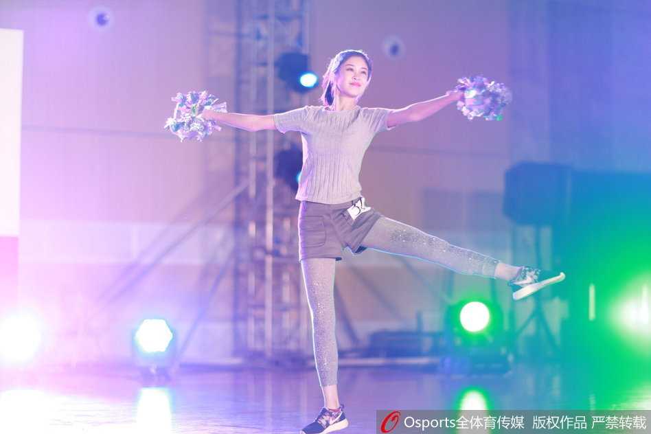 选拔赛结束后，所有参赛选手与评委嘉宾们在舞台上合影留念，大家共同比心，记录下这个为梦想而舞动的难忘夜晚。