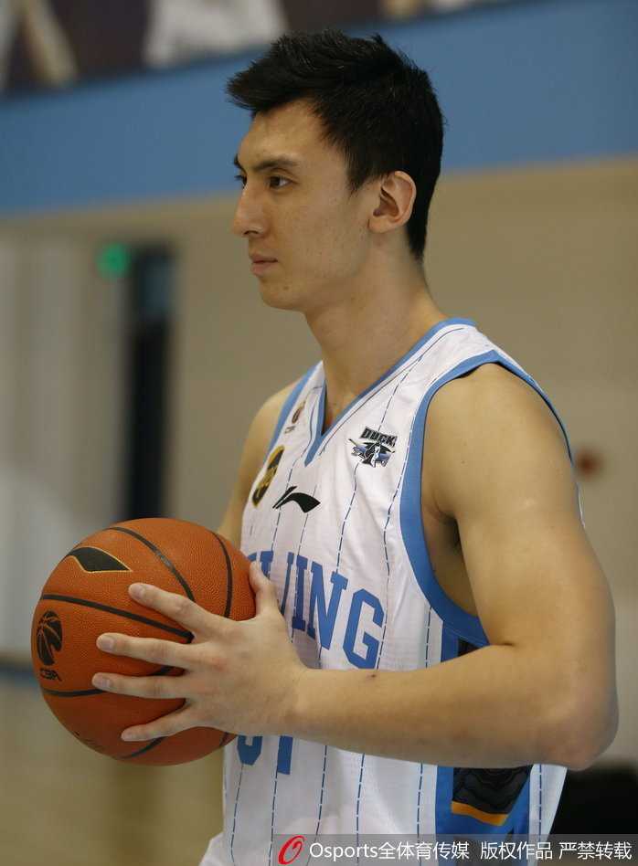 在拍摄等待的间隙，孙悦身穿帅气的黑色正装，低头专注地看着手机屏幕，嘴角带着一丝不易察觉的笑意，时尚潮人的本色即使在花絮中也展露无遗。