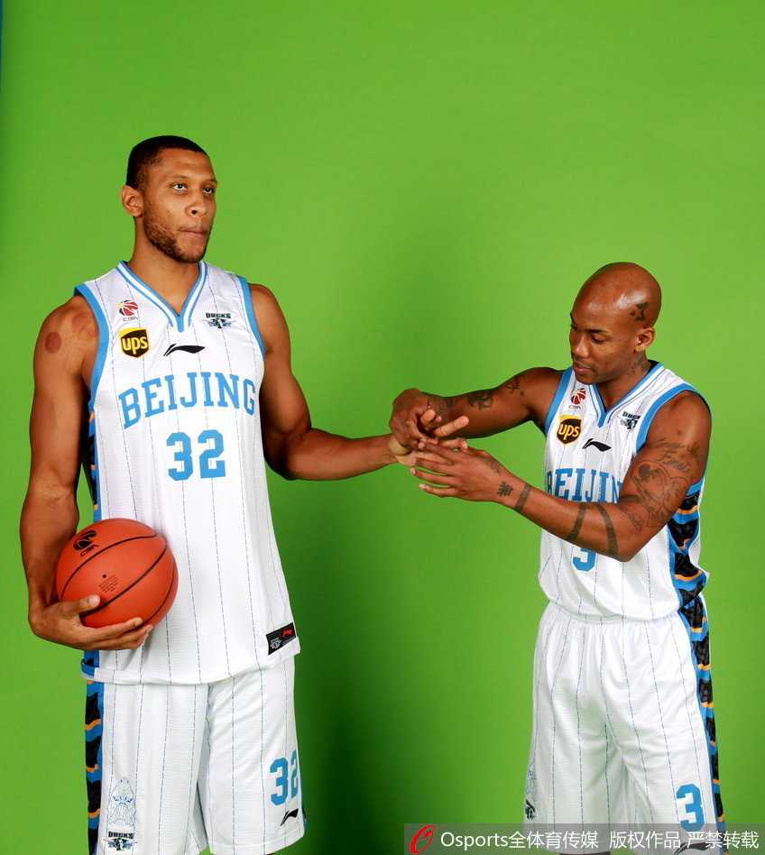 活力四射的翟晓川张开双臂，做出一个气势十足的封盖动作，佯装要送给正准备投篮的王骁辉一记大帽，两人在场下也不忘“攻防对决”。