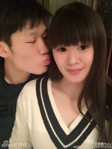 两人依偎在夜景中，身后的城市灯火璀璨，却不及他们眼中对彼此的深情与温柔。