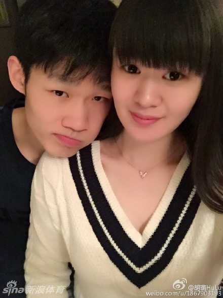 胡金秋从背后环抱王璐，两人穿着休闲的情侣装，在镜头前展现出恋人间的默契与亲昵。