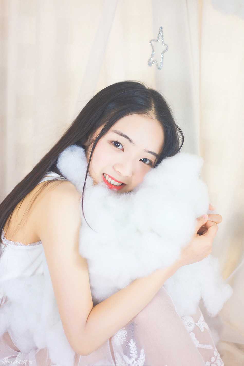 一束带着山野气息的野花被捧在手中，花瓣上似乎还沾着晨露，女子低头轻嗅，神情沉醉，仿佛闻到了整个夏天的味道