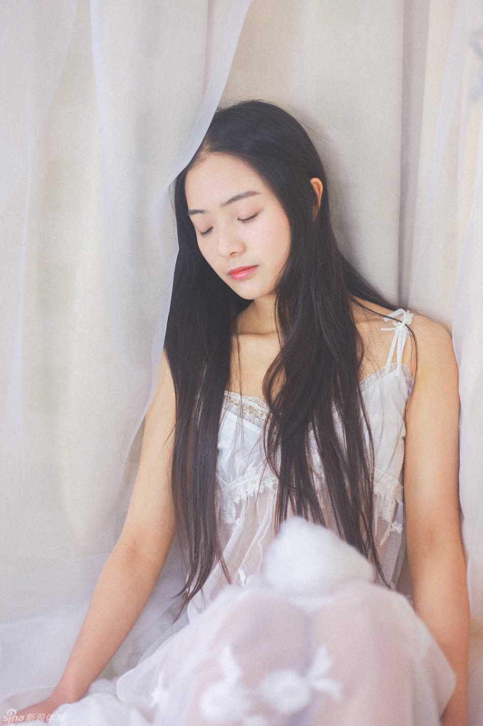 一袭银灰色薄纱长裙曳地，女子侧身回眸，裙摆在光线下泛着珠母贝般的细腻光泽，双腿轮廓在纱雾中若隐若现，宛如月光织就的幻影